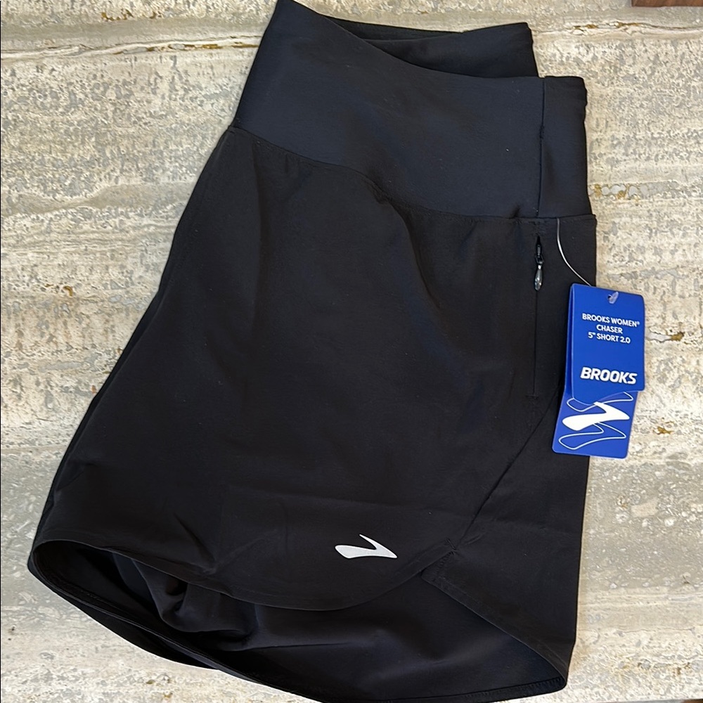 NWT Brooks chaser 5” short 2.0